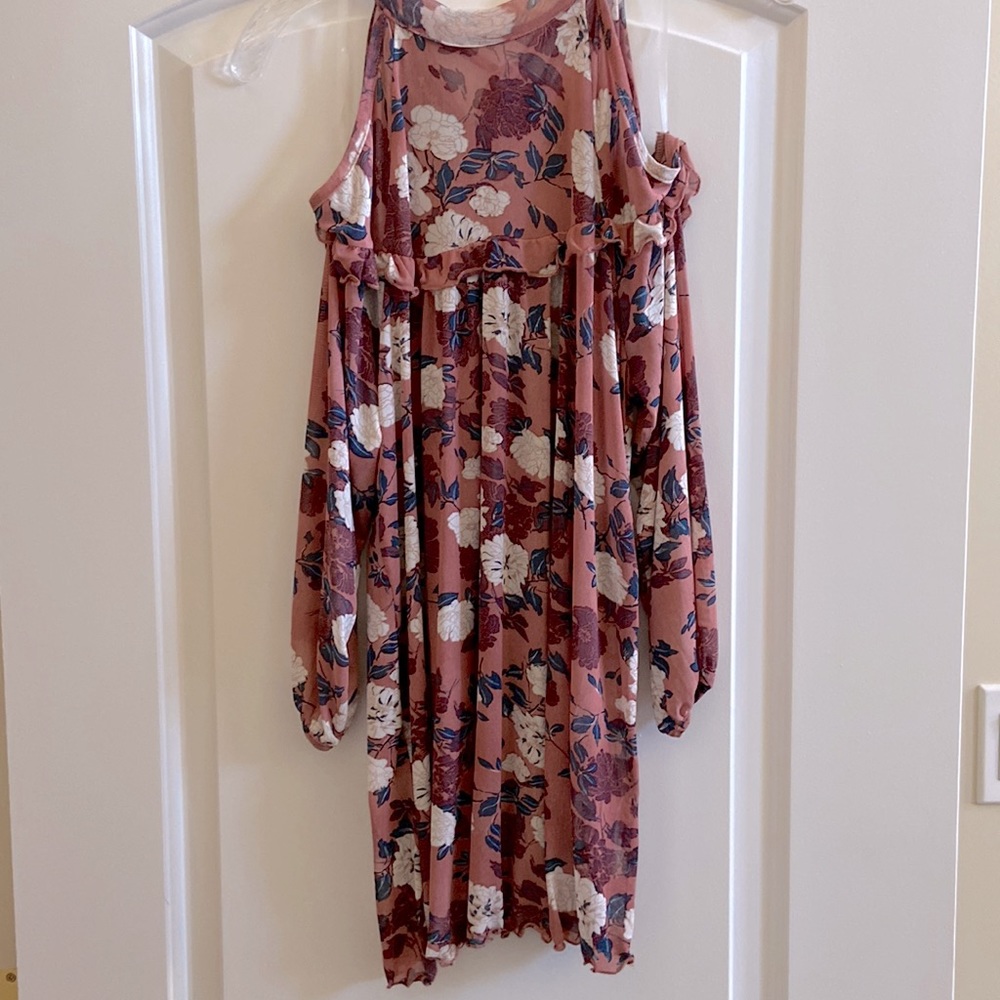 Absolutely stunning floral cold shoulder top in size M